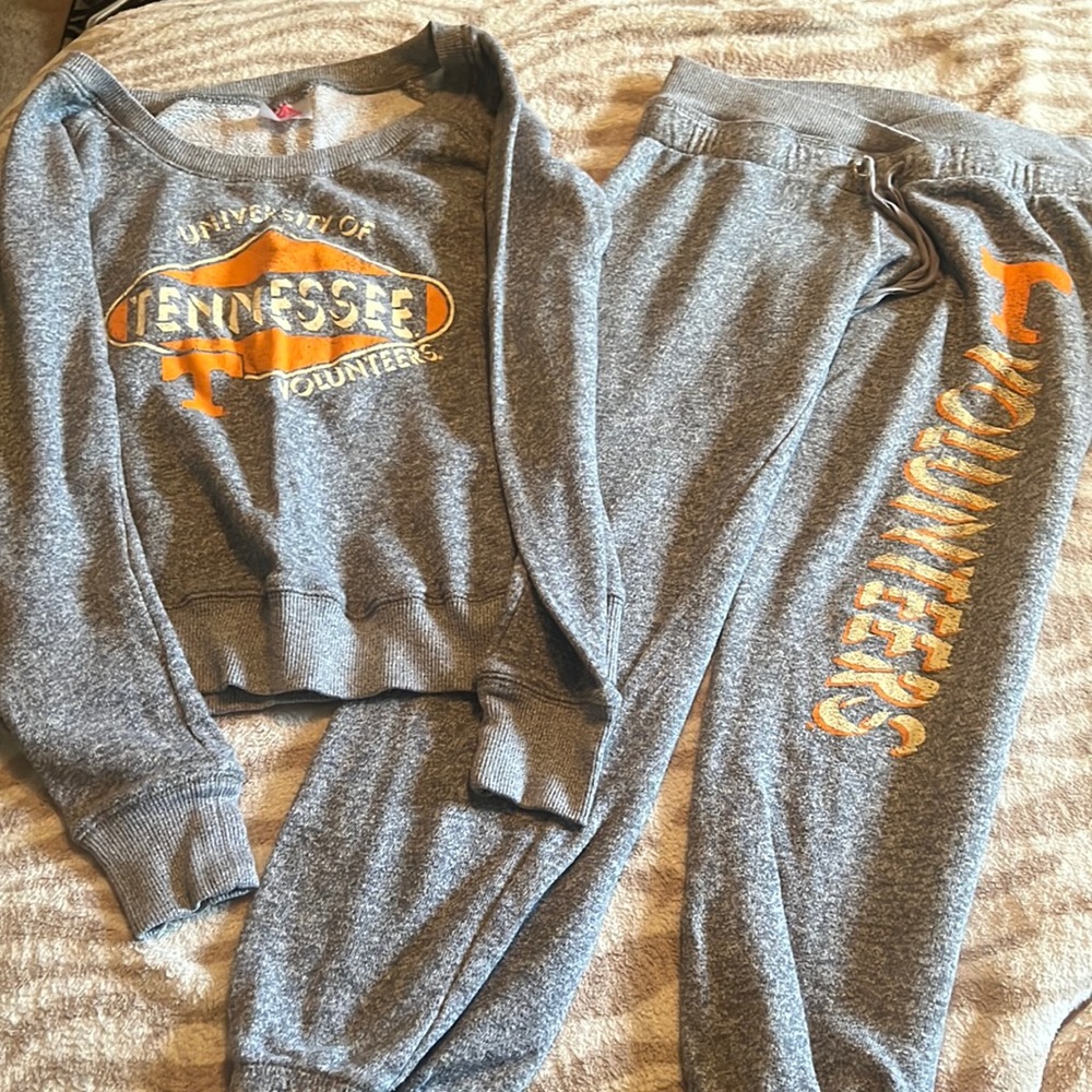 Matching gray university of Tennessee sweatshirt and pants